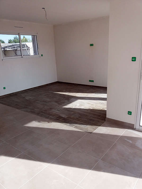 pose de carrelage dans une nouvelle maison par notre carreleur à Luçon