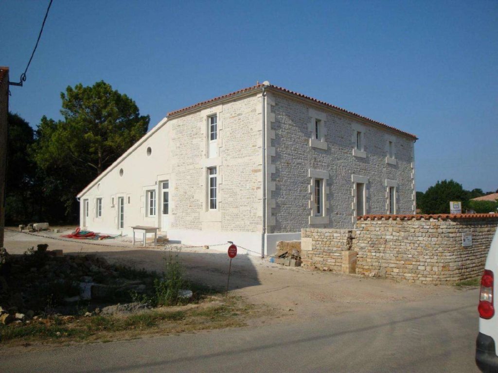 rénovation extérieure d'une grande maison par notre maçon à Luçon