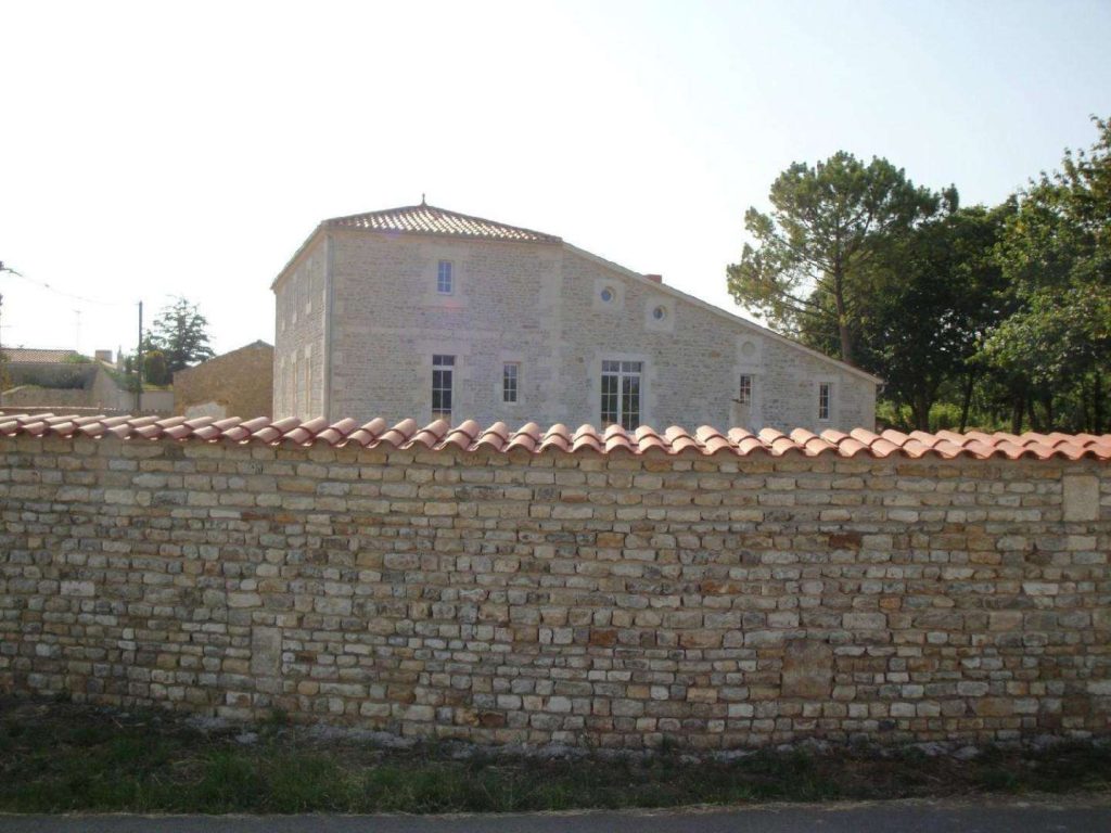 société de maçonnerie à Nalliers (85) réalise tous vos travaux de couverture, isolation extérieure, maçonnerie générale